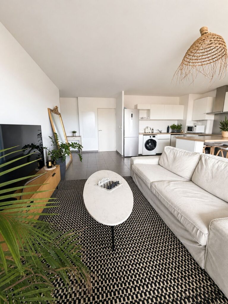 pièce à vivre lumineuse dans un appartement à louer par une conciergerie immobilière à six fours