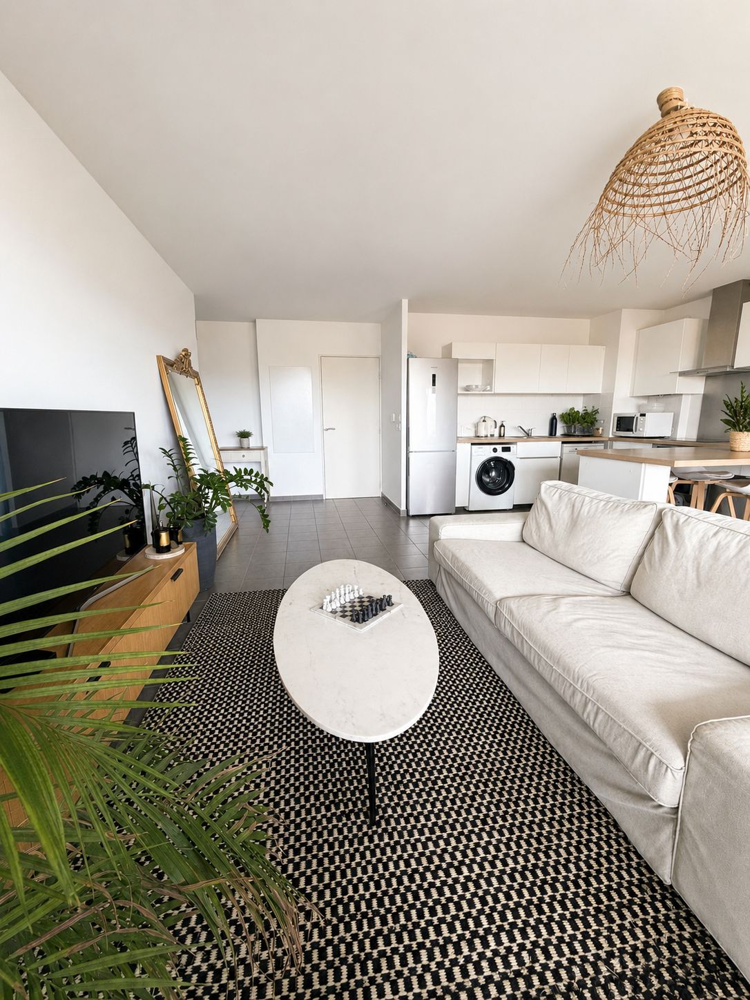 pièce à vivre lumineuse dans un appartement à louer par une conciergerie immobilière à six fours