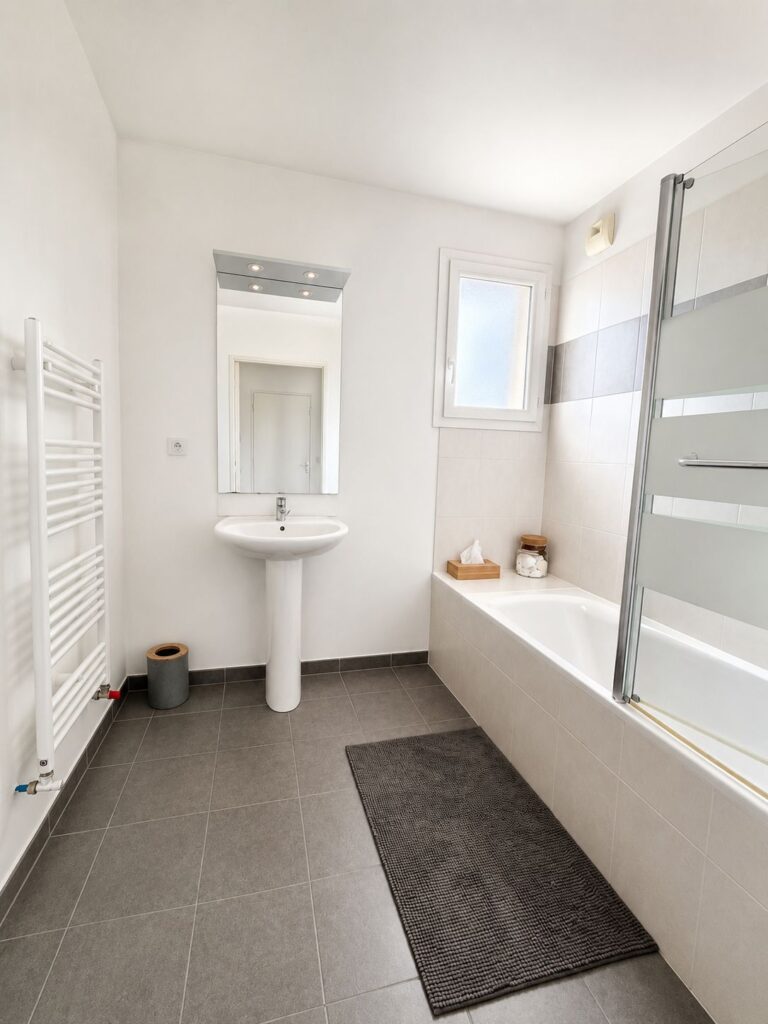 salle de bain avec baignoire dans appartement à louer six fours